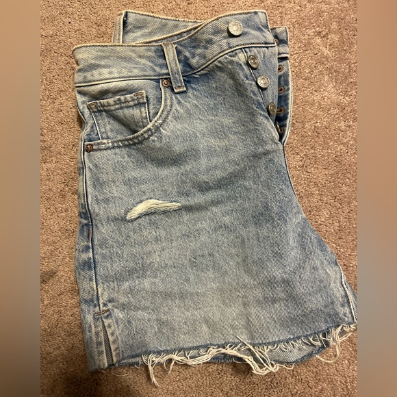 Worn once- EXPRESS boyfriend midrise lightwashe jean shorts - Picture 2 of 5